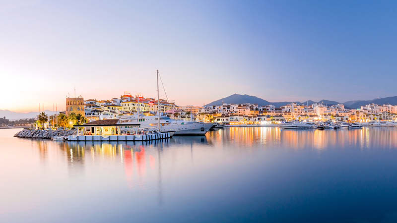 Hamnen i Puerto Banus i kvällsljus, på en solsemester i Marbella.